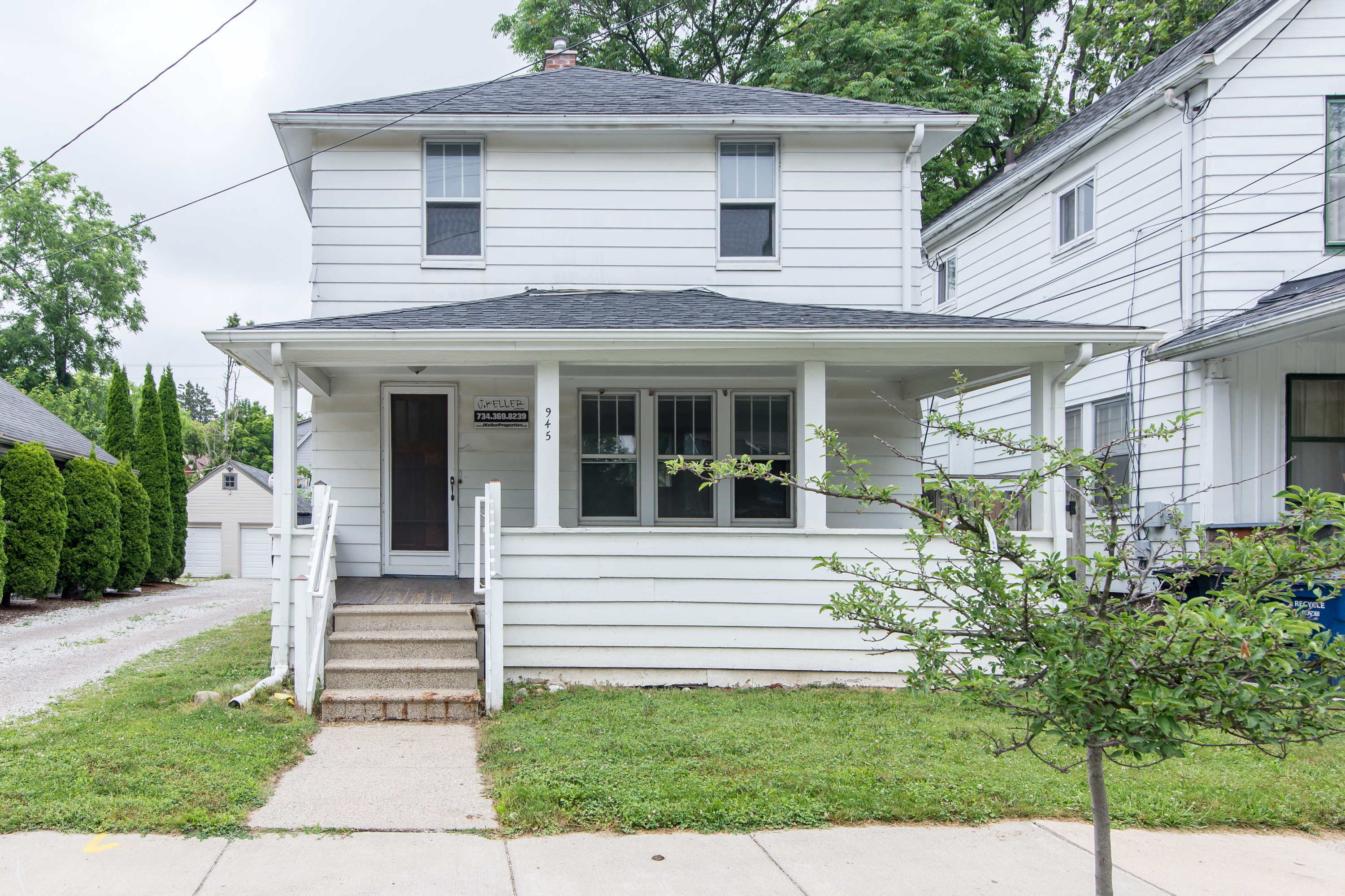 945 Woodlawn Avenue