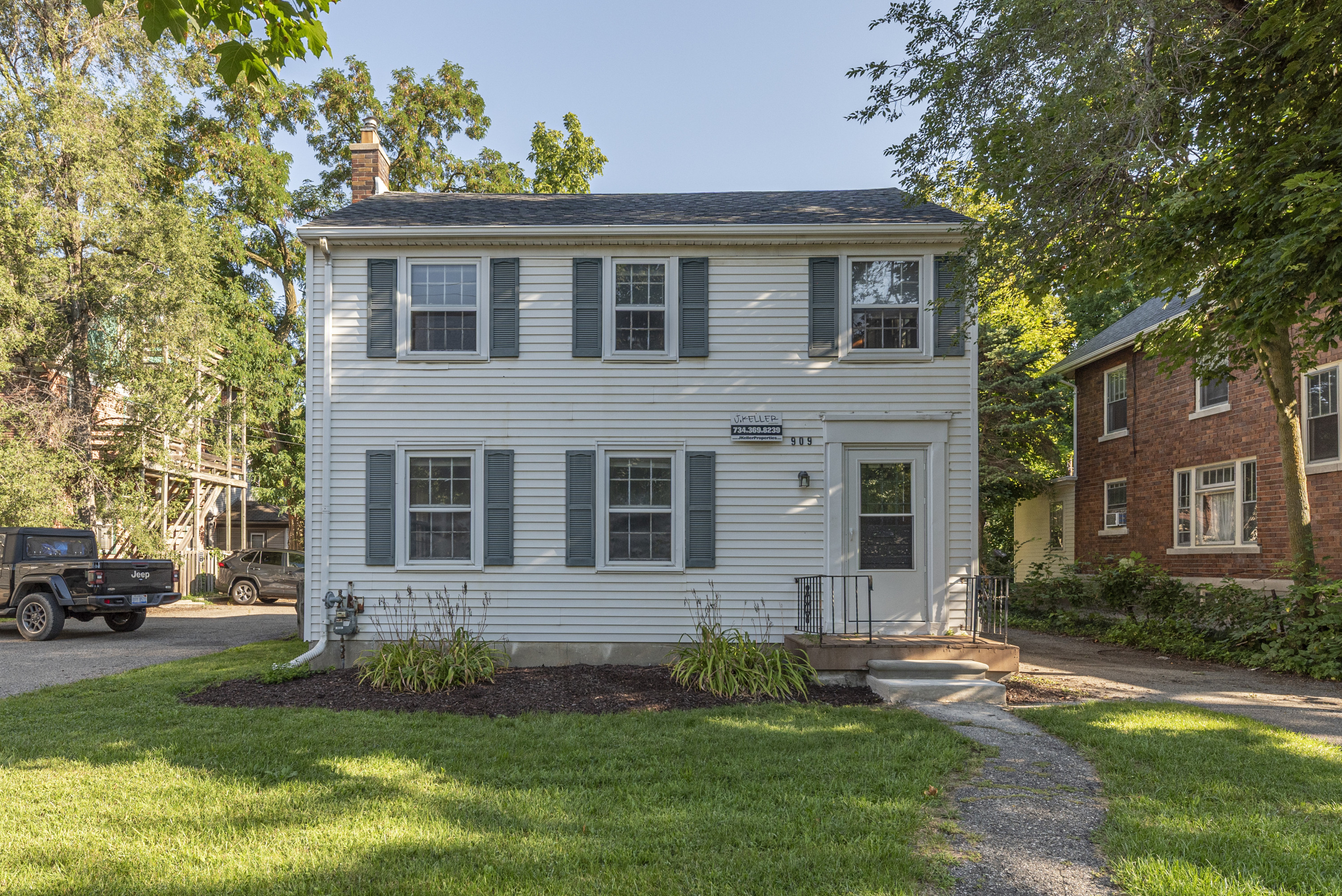 909 E Ann St